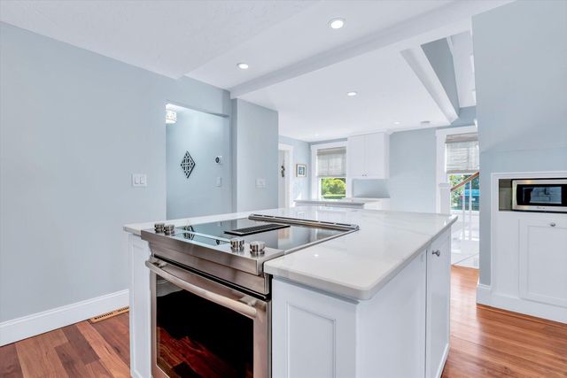 22 Bay View Avenue, Buzzards Bay, MA 02532