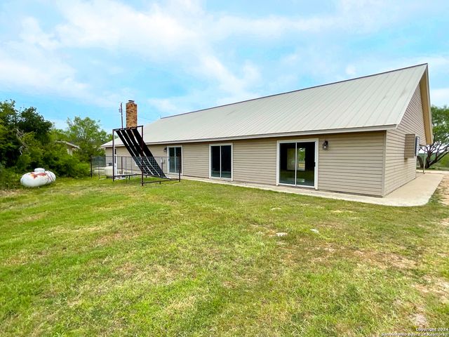 405 COUNTY ROAD 6642, Devine, TX 78016