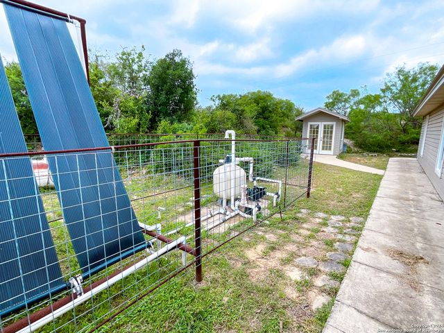 405 COUNTY ROAD 6642, Devine, TX 78016