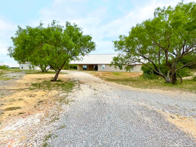 405 COUNTY ROAD 6642, Devine, TX 78016