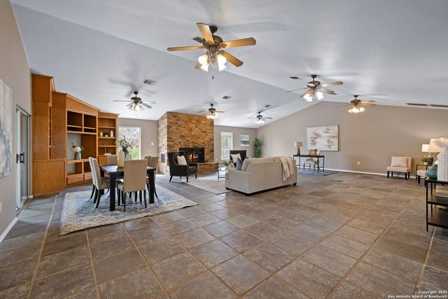 405 COUNTY ROAD 6642, Devine, TX 78016