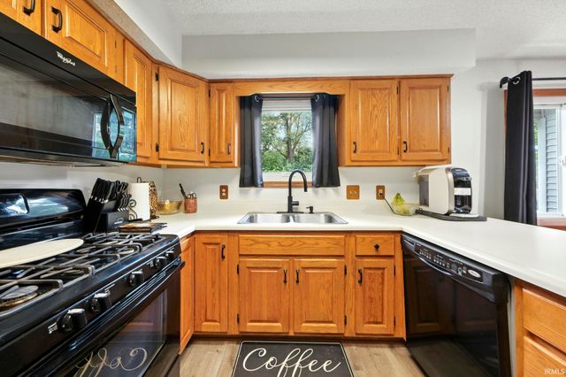 9708 Pioneer Trail, Leo, IN 46765