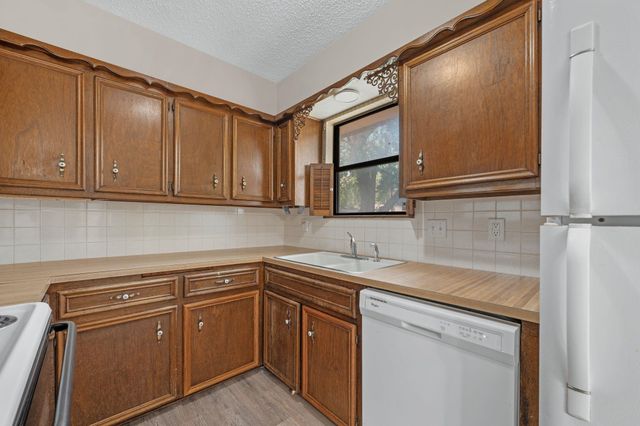 5315 W Robinson St, Wichita, KS 67212