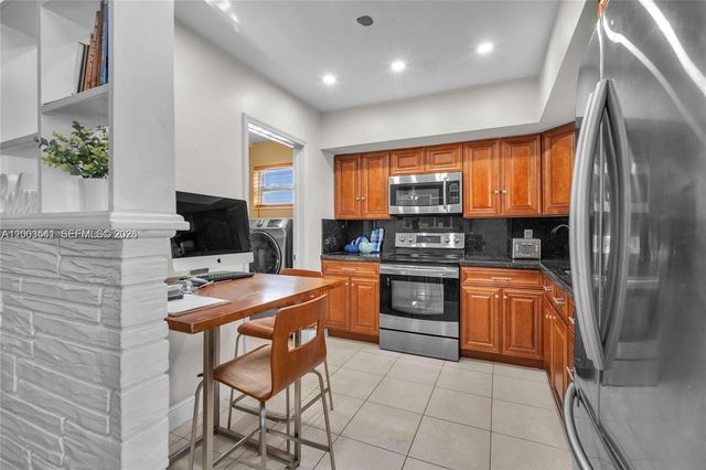 2825 SW 5th St, Fort Lauderdale, FL 33312