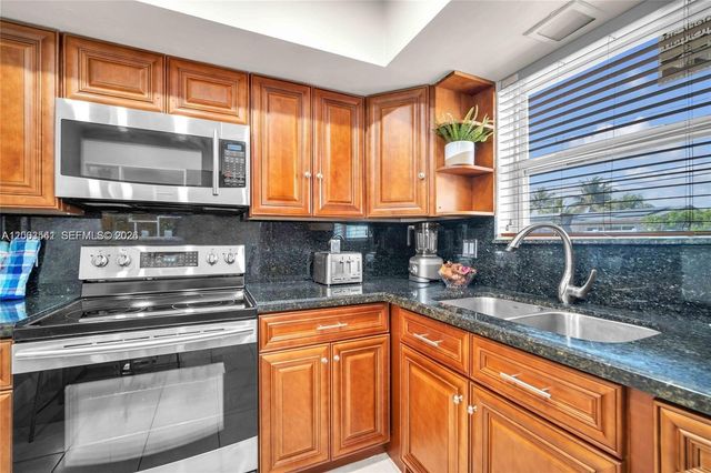 2825 SW 5th St, Fort Lauderdale, FL 33312