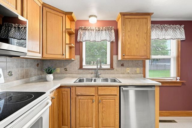 172 Birch Bluffs Dr, Westfield, MA 01085