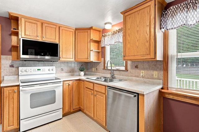 172 Birch Bluffs Dr, Westfield, MA 01085