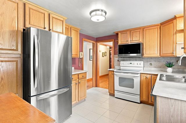 172 Birch Bluffs Dr, Westfield, MA 01085