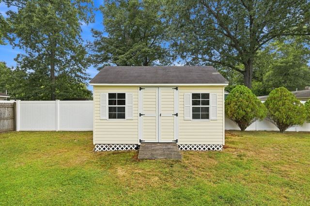 172 Birch Bluffs Dr, Westfield, MA 01085