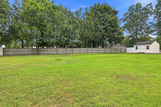 172 Birch Bluffs Dr, Westfield, MA 01085