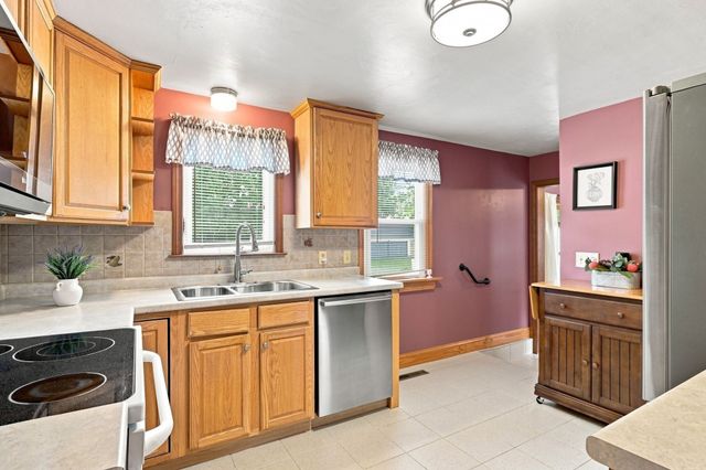 172 Birch Bluffs Dr, Westfield, MA 01085