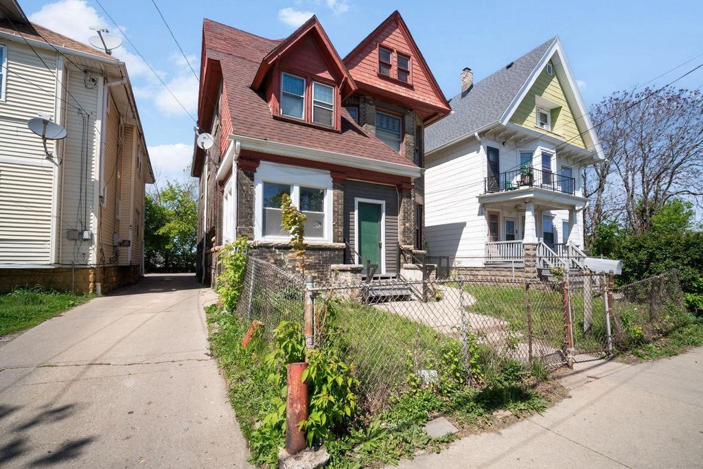 2000 Pierce STREET, Milwaukee, WI 53204