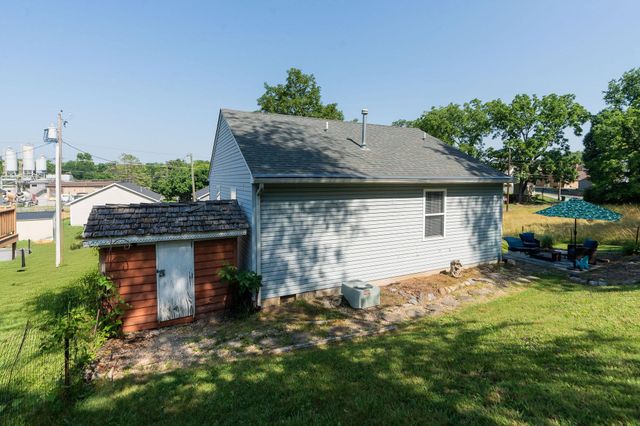 1404 PEACH ST, Waynesboro, VA 22980