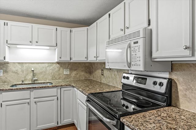 27 Country Hill Road, Nashua, NH 03063