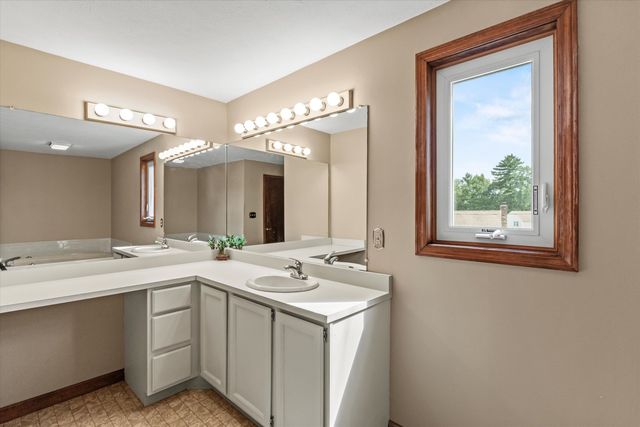 27 Country Hill Road, Nashua, NH 03063