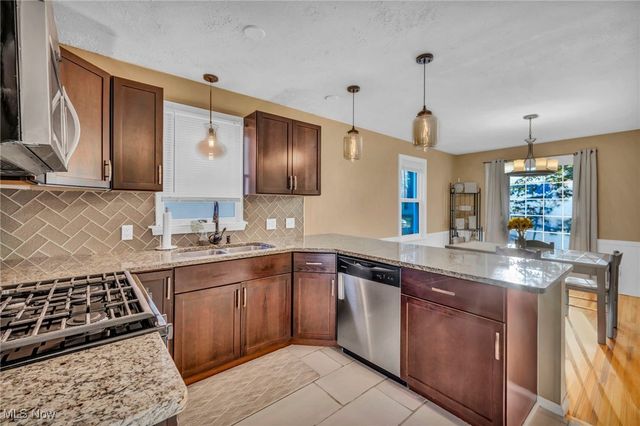 423 Foursome Avenue, Akron, OH 44313