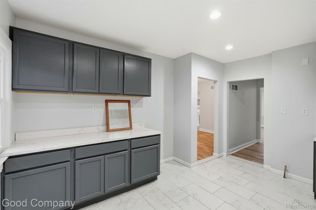 2717 burlingame, Detroit, MI 48206