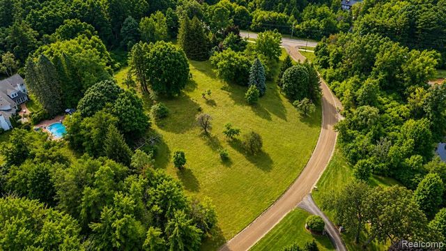 6455 Bloomfield Glens Road, West Bloomfield, MI 48322