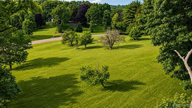 6455 Bloomfield Glens Road, West Bloomfield, MI 48322