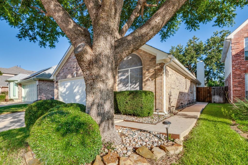 2237 Wembley Wood Lane, Bedford, TX 76022