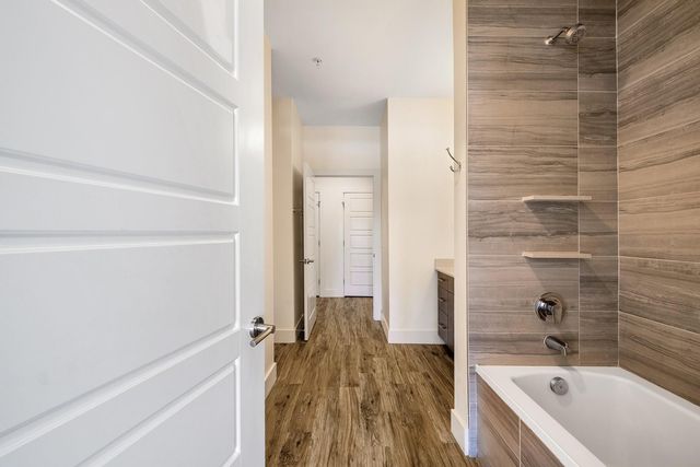 6444 Burnet RD 207, Austin, TX 78757