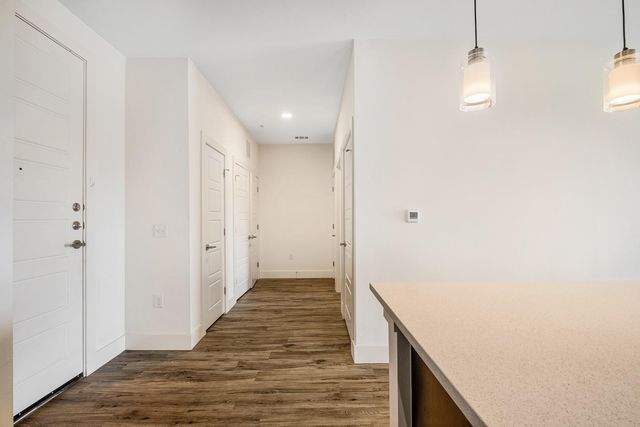 6444 Burnet RD 207, Austin, TX 78757