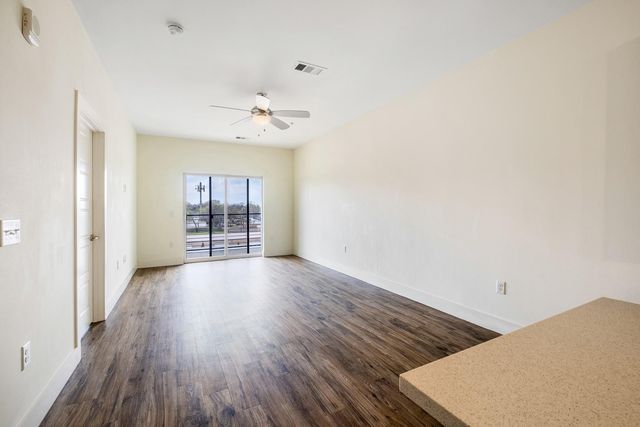 6444 Burnet RD 207, Austin, TX 78757