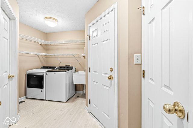 7884 Clearwater Parkway, Indianapolis, IN 46240