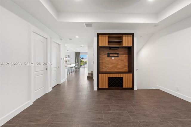 348 Elm St B-10, Hollywood, FL 33019