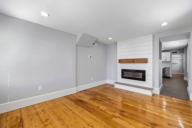 42 School St 2, Salem, MA 01970