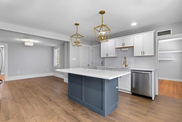42 School St 2, Salem, MA 01970