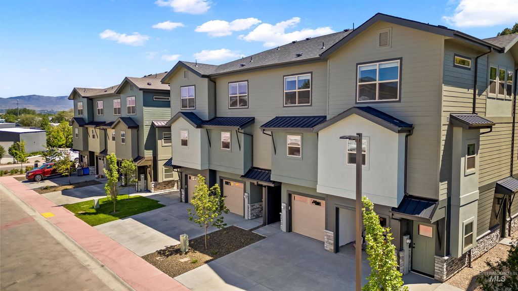 7445 W Swain Ln, Garden City, ID 83714