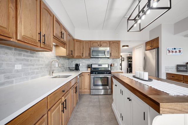 8505 Woodward Avenue 102, Woodridge, IL 60517