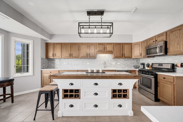8505 Woodward Avenue 102, Woodridge, IL 60517