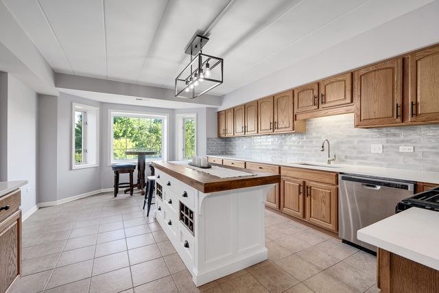8505 Woodward Avenue 102, Woodridge, IL 60517