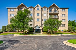 8505 Woodward Avenue 102, Woodridge, IL 60517