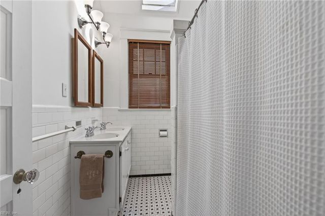 1049 Jamestown CRES, Norfolk, VA 23508