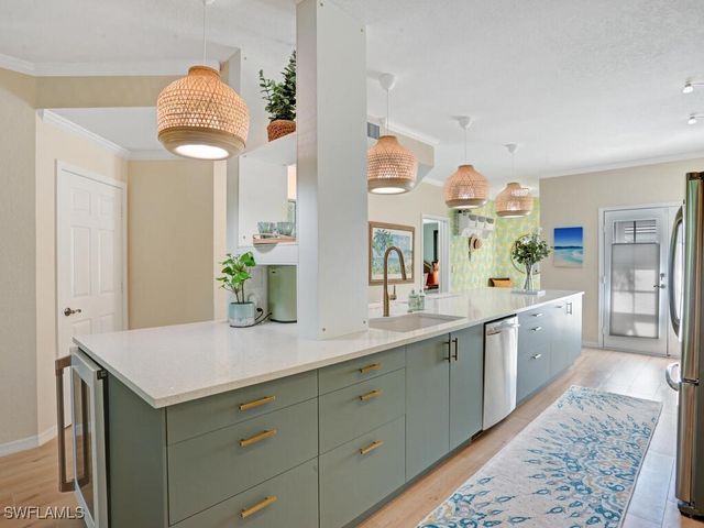 7095 Barrington CIR 6-102, Naples, FL 34108