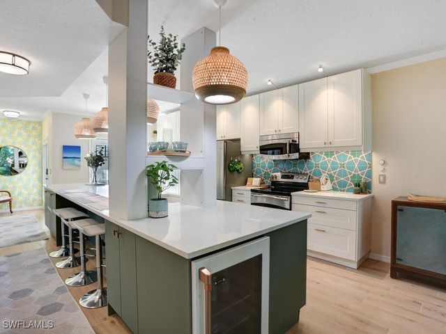 7095 Barrington CIR 6-102, Naples, FL 34108