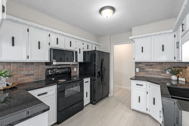 2524 N Welgate Cir, Wichita, KS 67226