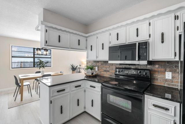 2524 N Welgate Cir, Wichita, KS 67226