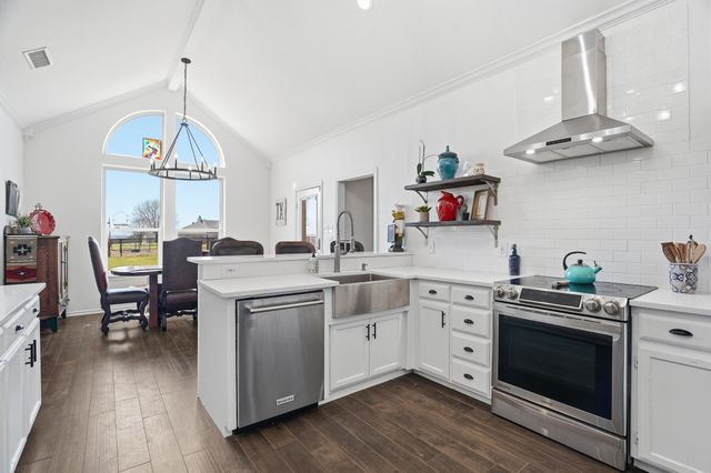 333 Meadow Crest Road, Fort Worth, TX 76108