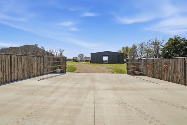 333 Meadow Crest Road, Fort Worth, TX 76108
