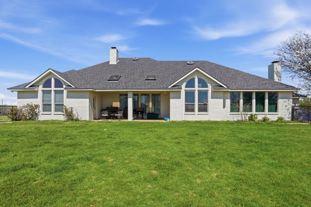 333 Meadow Crest Road, Fort Worth, TX 76108