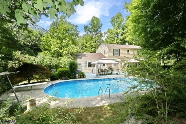 33 Brooksyde Ave, Ringwood Boro, NJ 07456