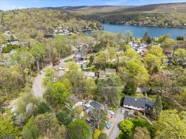 33 Brooksyde Ave, Ringwood Boro, NJ 07456