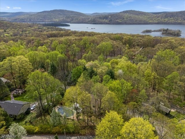 33 Brooksyde Ave, Ringwood Boro, NJ 07456
