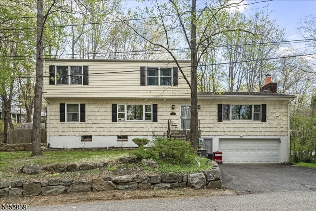 33 Brooksyde Ave, Ringwood Boro, NJ 07456