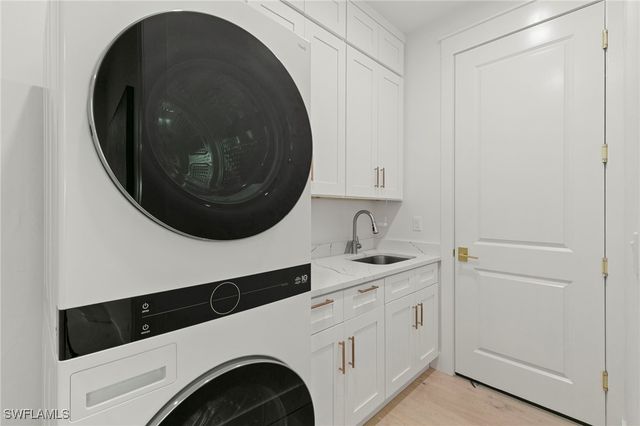 1794 Holiday LN, Naples, FL 34104