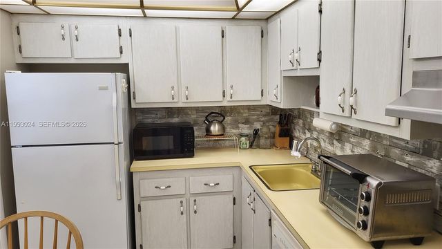 3401 N Country Club Dr 402, Aventura, FL 33180